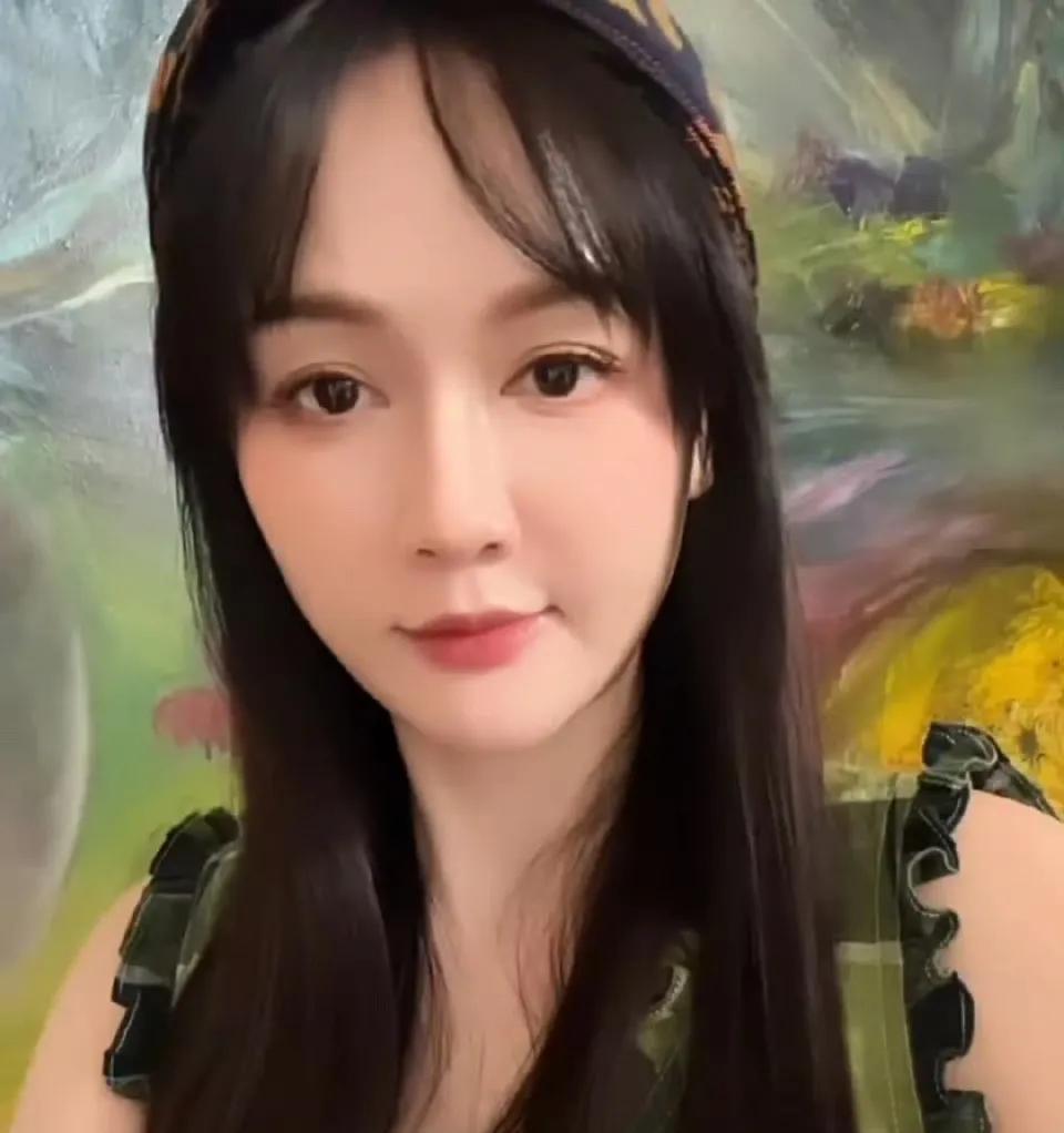 陈乔恩引发热议！
2月9日，陈乔恩突然引发了热议，起因是她发文说过年前去打电波，