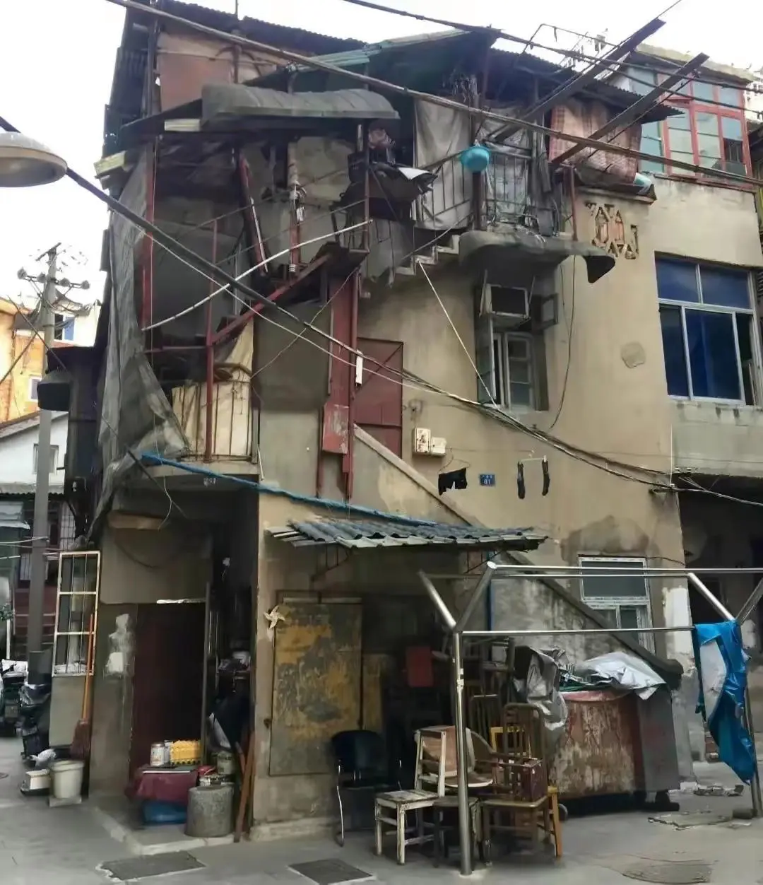 据说这是上海老黄浦居民，匠心独具一格的小搭建，值得记录欣赏，不要小看这老破小，养