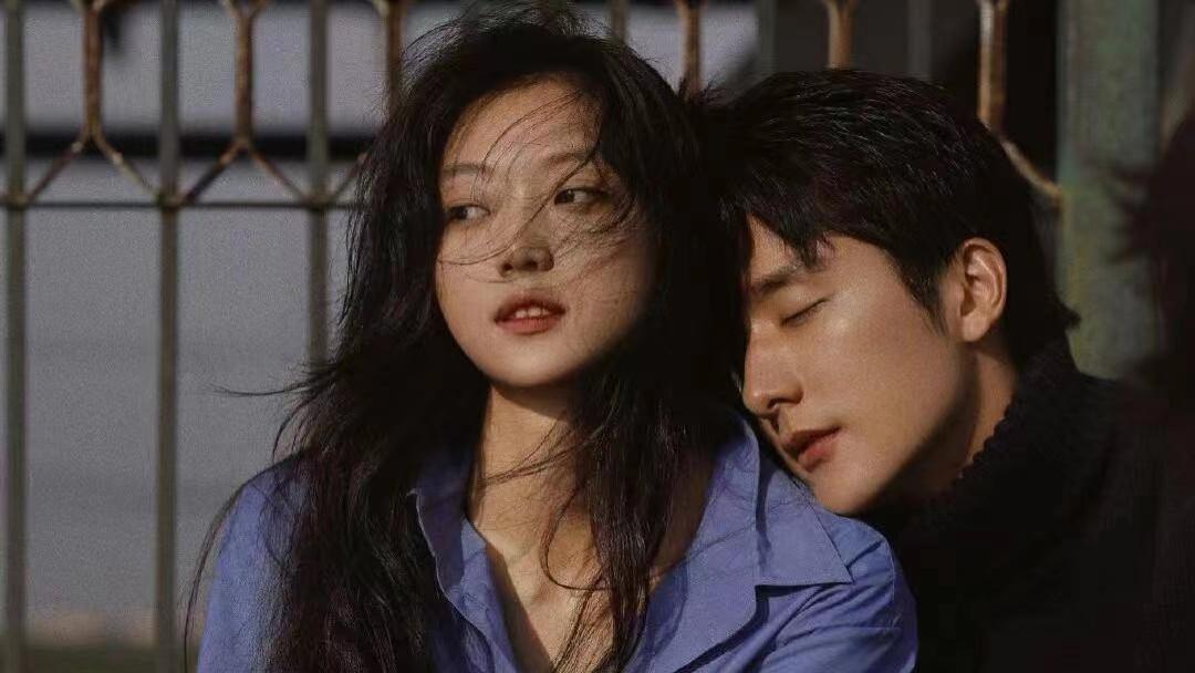 女孩向前奔跑，男孩等待十年，网友：汹涌的爱意一触即发！