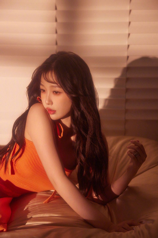 虞书欣看上去，哪里像28岁的人？不懂她为什么要夹。