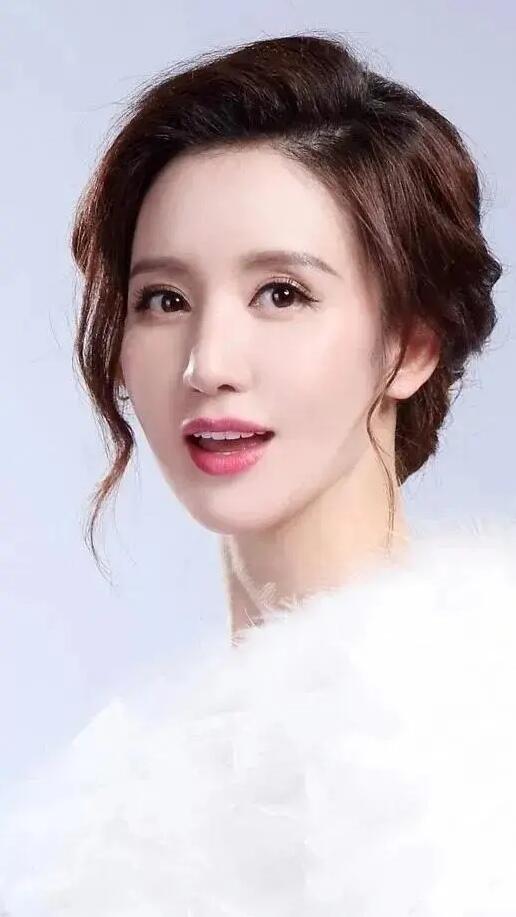 张萌生理期挑战：片场坚持，尽显职业风采
