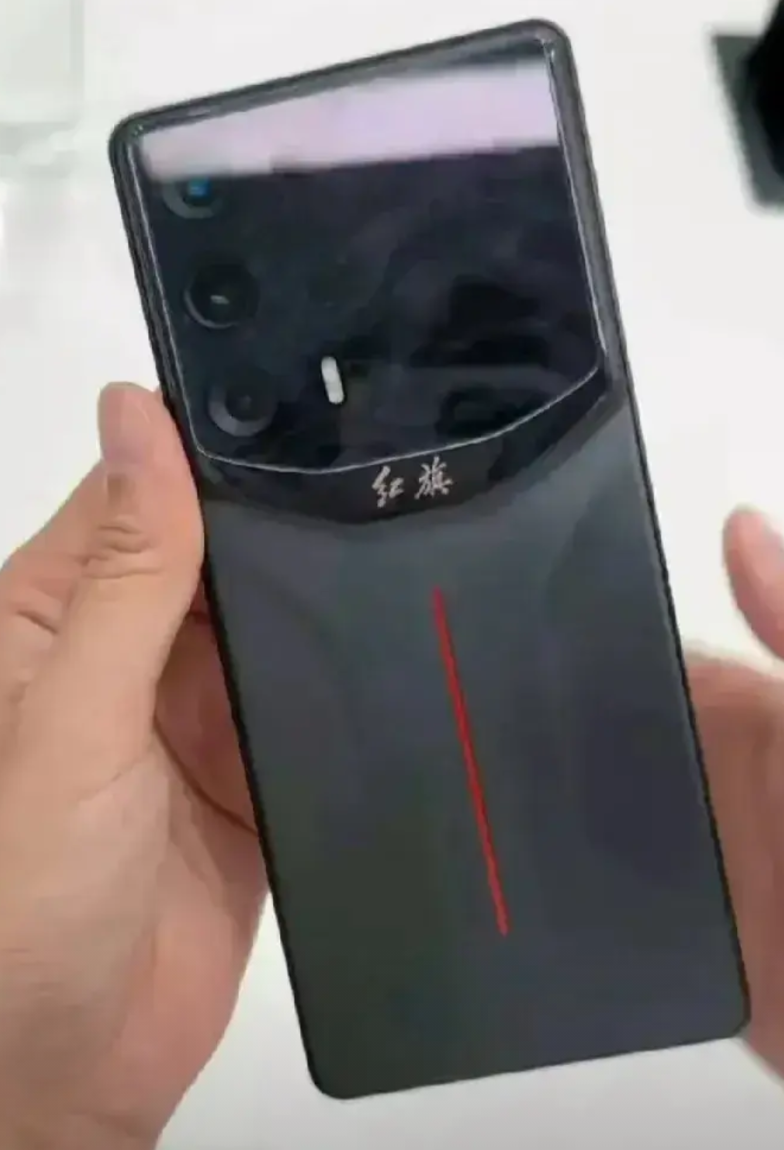 我的天！“红旗手机”登场，这几点出乎意料：

1.第一：原本以为华为把爱国情怀玩