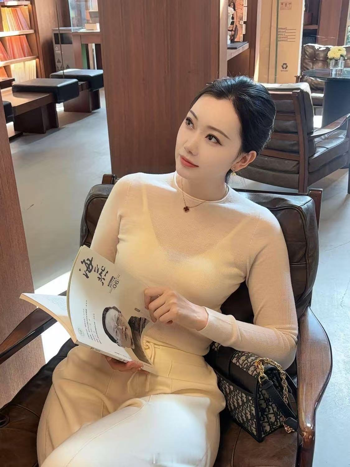 嫂子表面看起来一副知书达理的样子，私底下可太狂野了哈哈哈