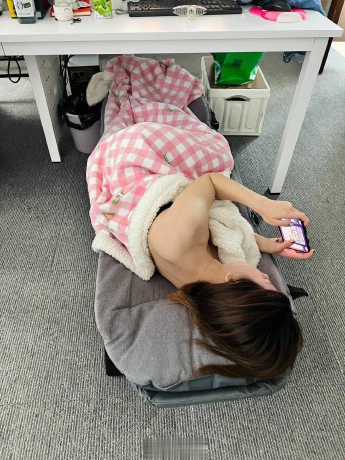 公司女同事喜欢这么睡午觉，你会怎么办？