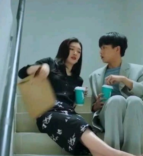 彭昱畅是觉得美女不应该在公共场合脱鞋吗？