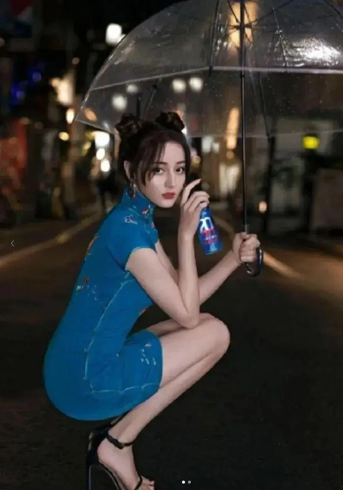 迪丽热巴蹲，很多人在学