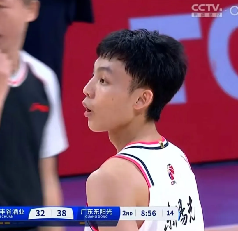 广东男篮败给四川男篮，徐杰全场砍下32分，这完全是小外援的状态啊！