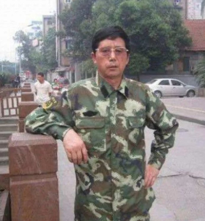 “他不配当我爸！”2008年，山东一退伍老兵突然不打一声招呼，带着60万巨款离家