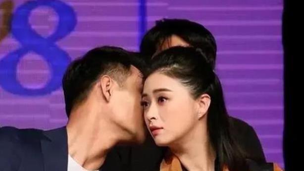 和蒋欣分手后，他转身迎娶小四岁的娇妻，如今红透半边天