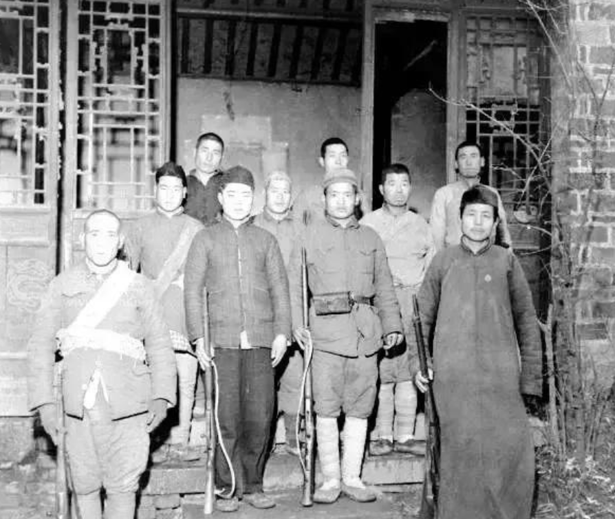 1947年，地主郭良知悄悄放走了地下党员，敌人发现后气急败坏，想抓郭良知去顶罪，