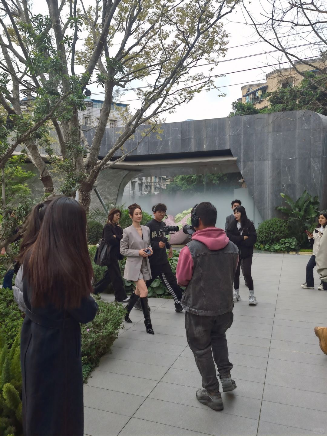 我的天啊，我在成都碰到了谁啊？
真人比电视上五官更精致更年轻，很难相信她都36岁