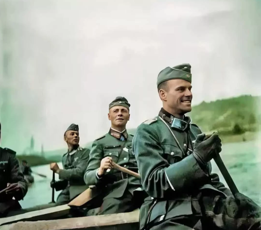 1940年5月法国战役时，使用充气橡皮舟横渡马斯河的隆美尔将军和部下一齐用桨划舟