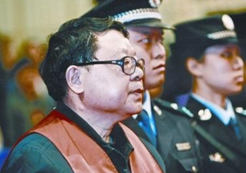 首个被判死刑的局长有多嚣张？让黑帮去学校给她“选美”，连警花都不放过，一句话就能
