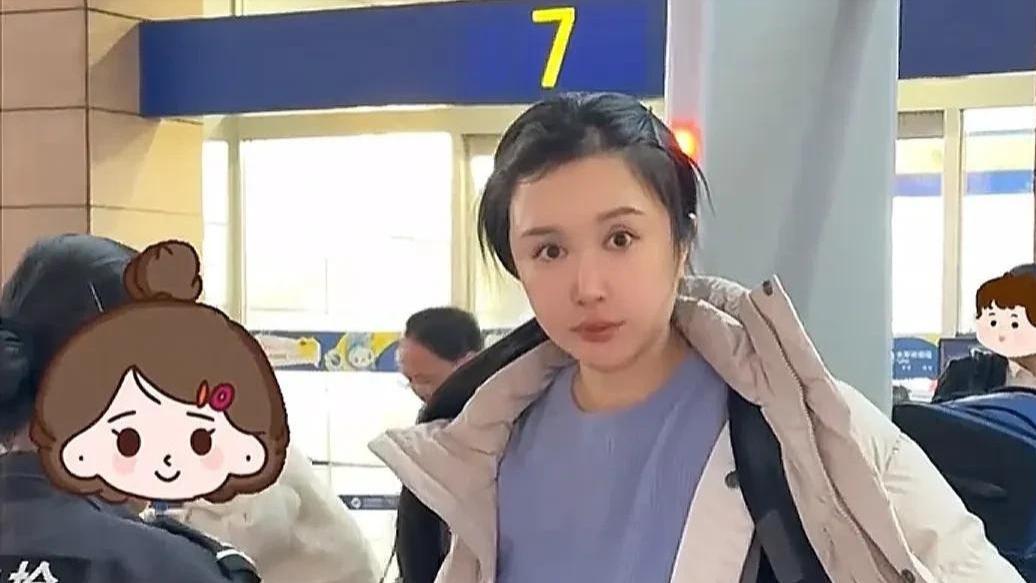 拍戏不回家过年的张纪中，娇妻带3个孩子去看他