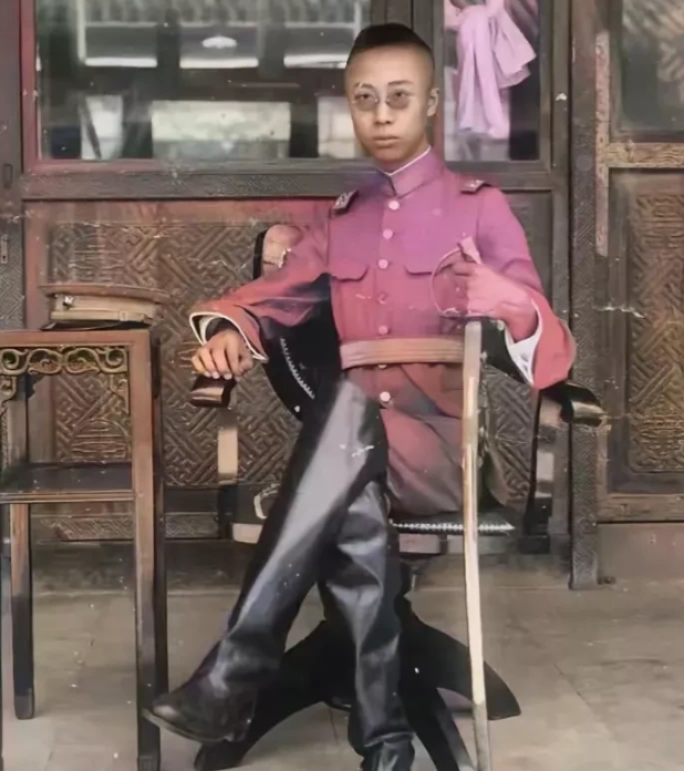 留一手真的好像溥仪，都是满族