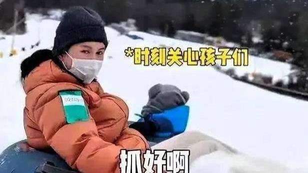 73岁张纪中被杜星霖拉至滑雪场，双腿颤抖，网友：财产恐转移！