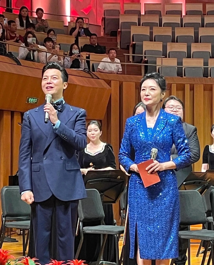 老了，关掉美颜，关掉滤镜，哪里有什么岁月不败美人！这才是56岁该有的样子，真实自