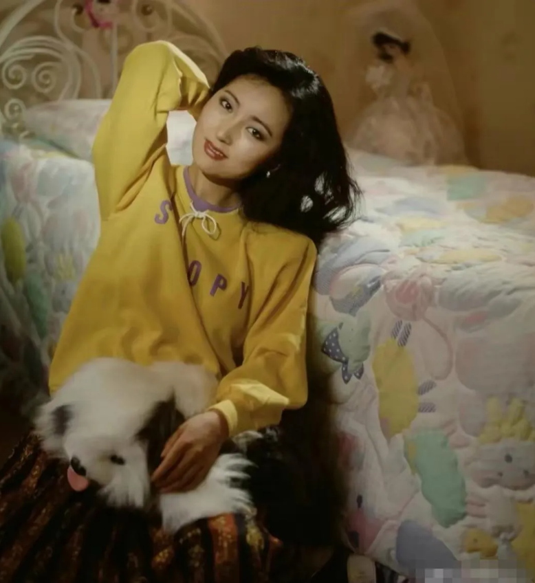 陈晓旭难得一见的一组照片。这组照片展现了她别样的美，现代与古典的交融，令人惊艳。