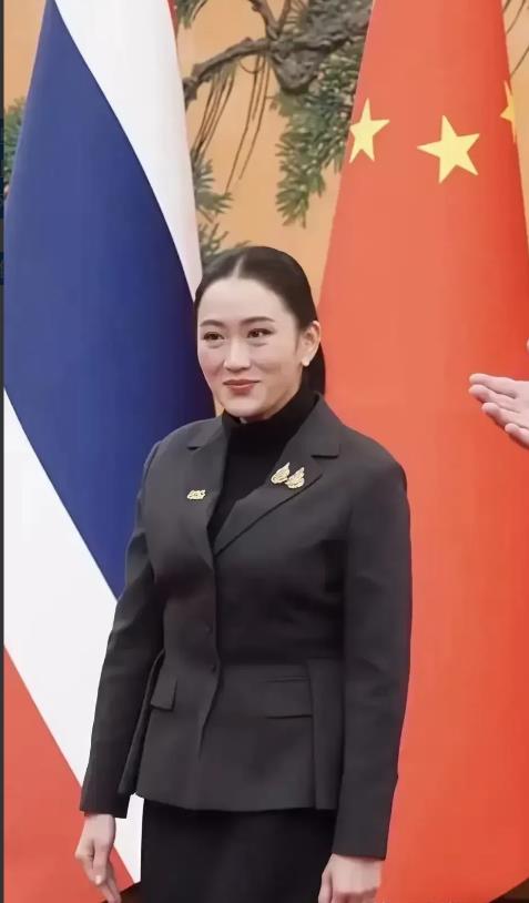 同样是一国元首，姑侄俩在网友心里天差地别，悬殊在哪？

英拉在位期间也曾来华访问