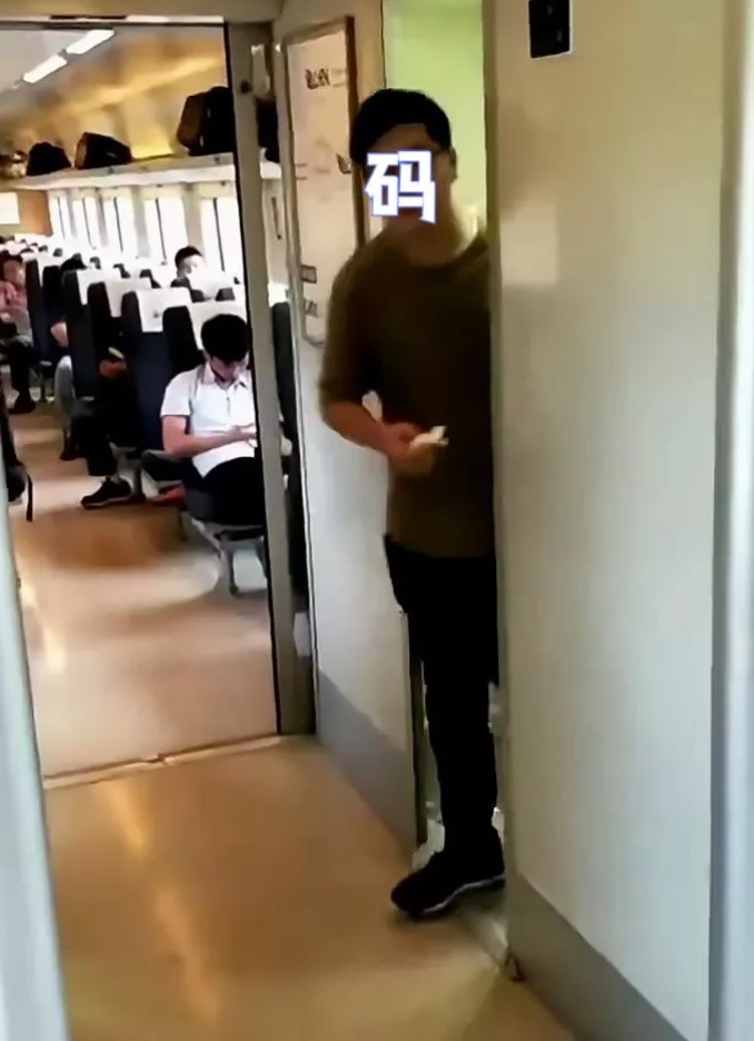 一男一女在火车上互加微信，又一起上厕所，在厕所里长达20分钟，出来时被另一名乘客