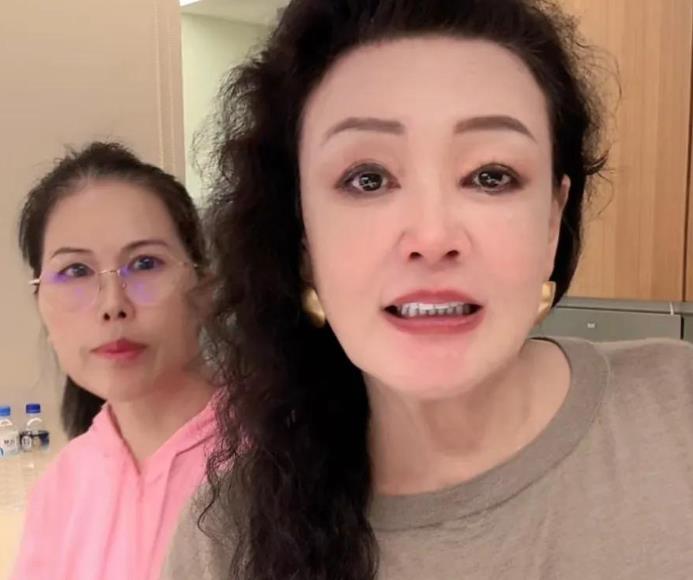 张兰遗憾没接到俩孩子，刚到就开直播。
 
但凡兰姐跟汪小菲心硬气点，就不至于被拿