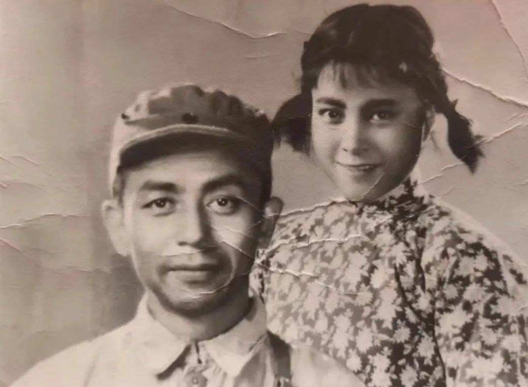 图1是电影《战火中的青春》里暴露"高山"真相的一张照片，很重要的一件道具。
女演