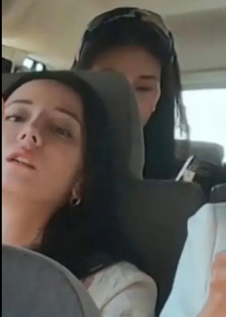 这车究竟有多热，连来自新疆的热巴也扛不住！