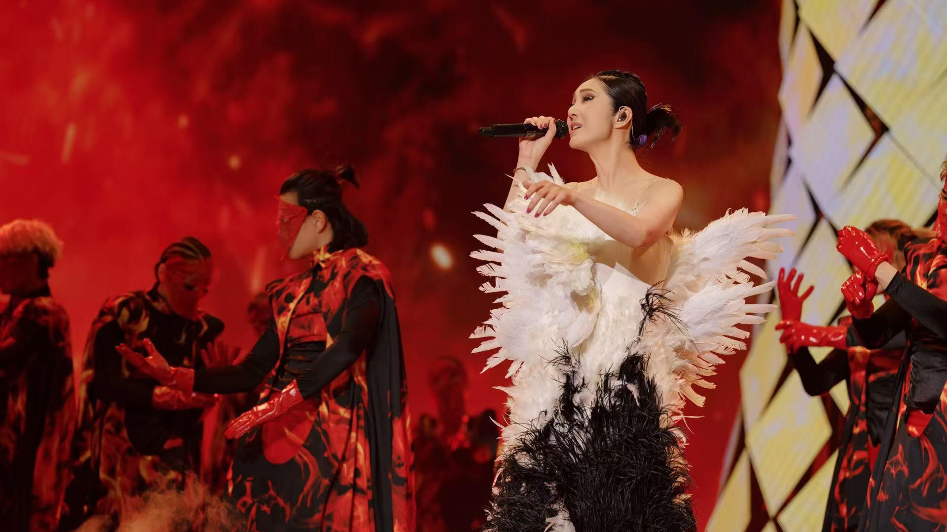 体育馆七连开刷新女歌手内巡记录，杨千嬅全粤语歌单迎收官