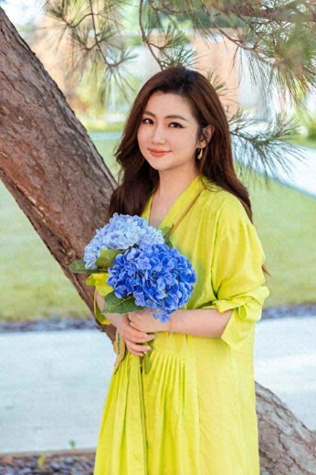 任家萱黄色连衣裙秀