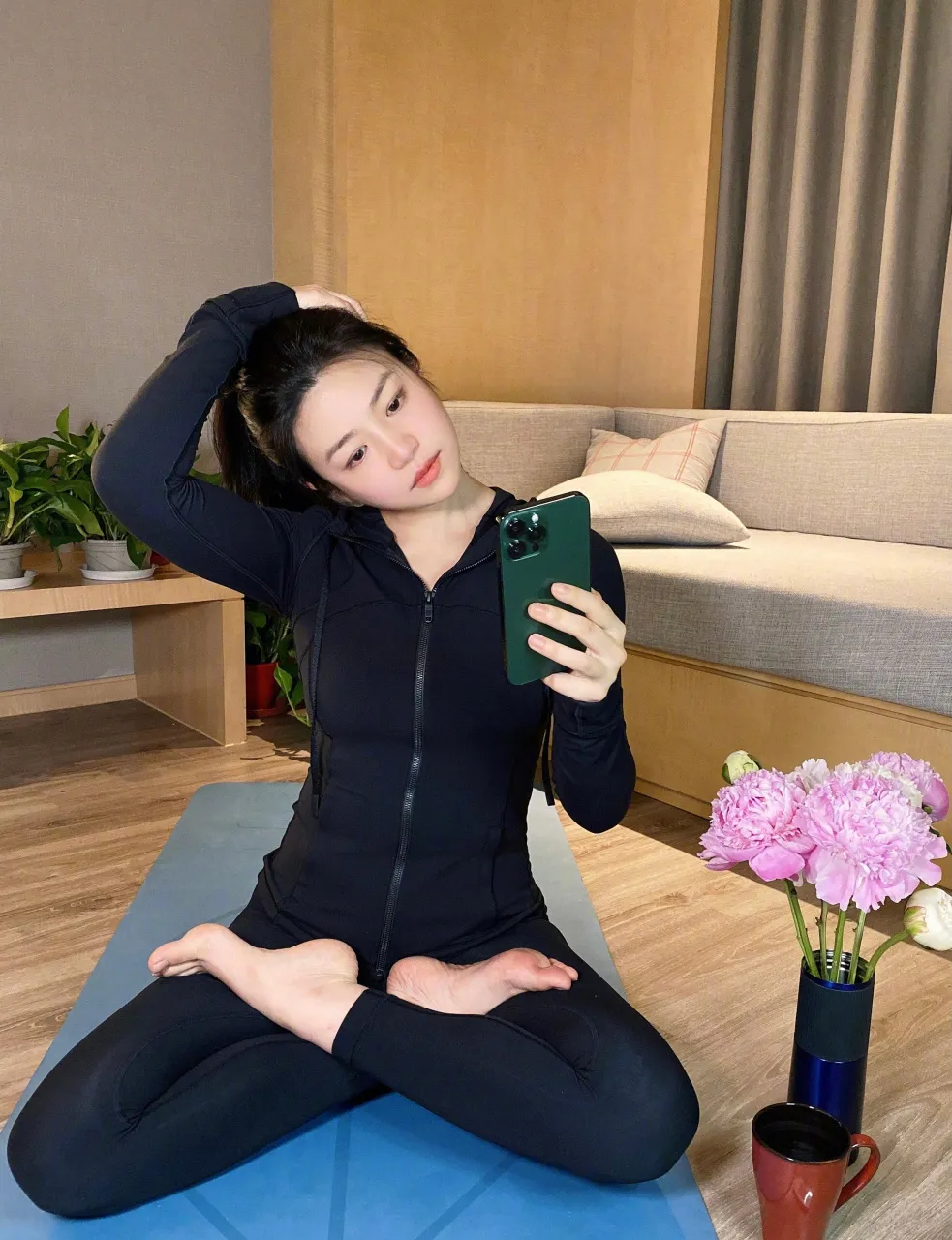 陈妍希在家做瑜伽的照片，穿着黑色紧身瑜伽服，身材纤细，光着脚丫子，白嫩娇小，腿蜷