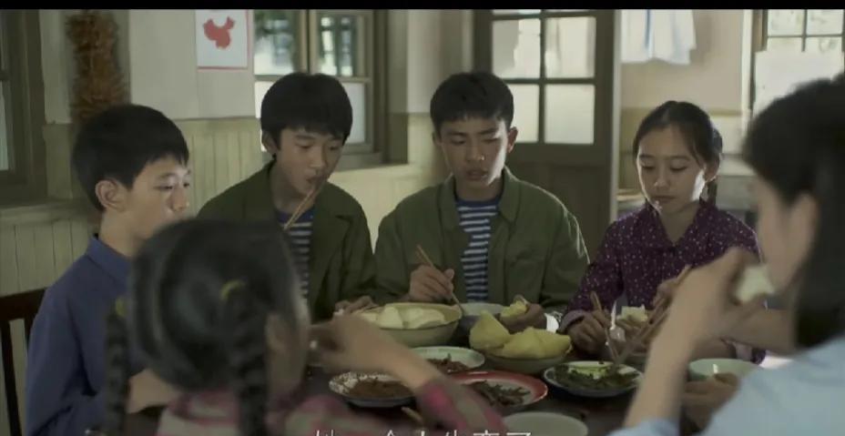 父母爱情里最大的败笔就是几个孩子小时候，都不只是单纯的淘气，而是白眼狼，德华在家