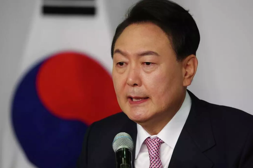 台湾《联合报》发文写道：“面对自私自利的美国，亚洲国家纷纷调整策略，包括日本、东