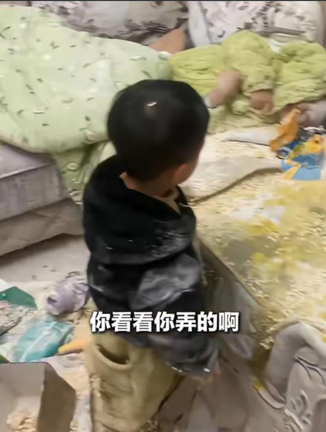 泪目了！安徽宿州，单亲爸爸卖卤味满身疲惫回到家，一打开门发现2岁的儿子把客厅弄得
