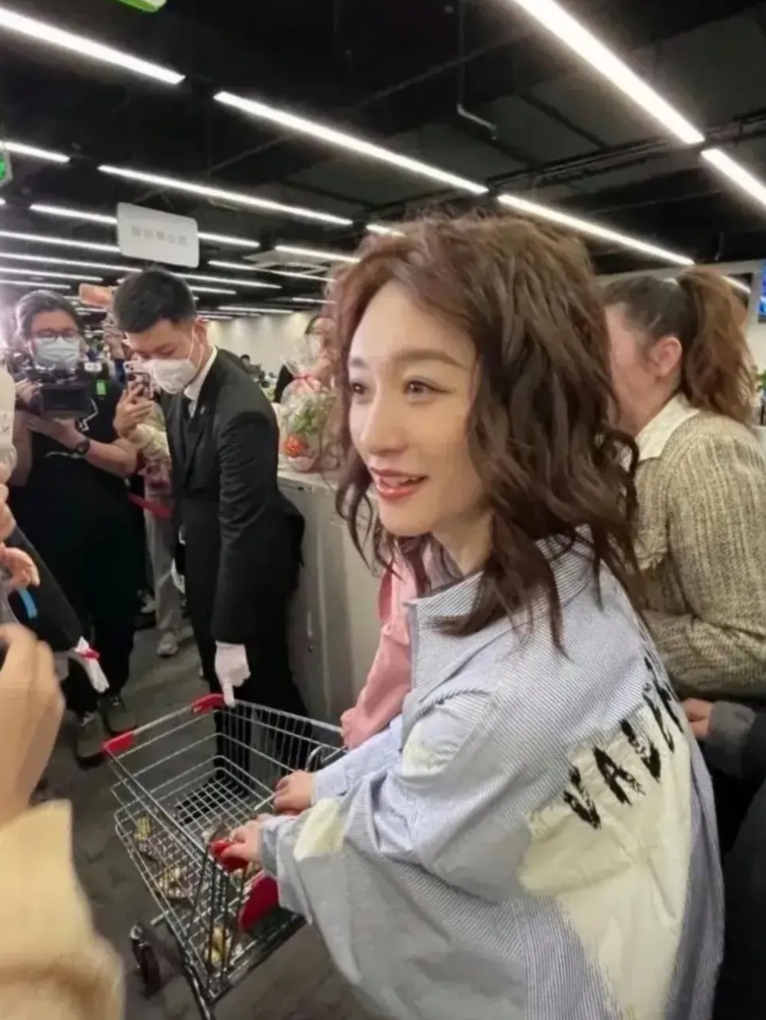 演员真不容易，50岁还要保持少女状态。
李小苒是瘦美瘦美的。看来为了减肥也是没少