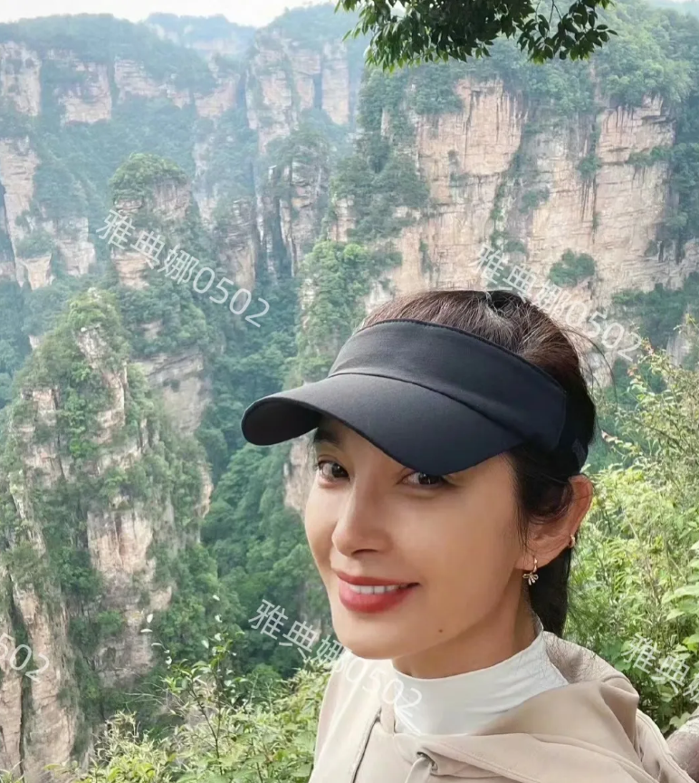 李冰冰怎么越来越像刘晓庆了，差点没认出来！
51岁的李冰冰带父母到张家界游玩，她