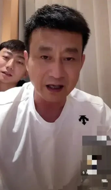 褚会长深夜直播，真情流露说：我拿出990万的现金购买360周鸿祎的汽车，可以说是