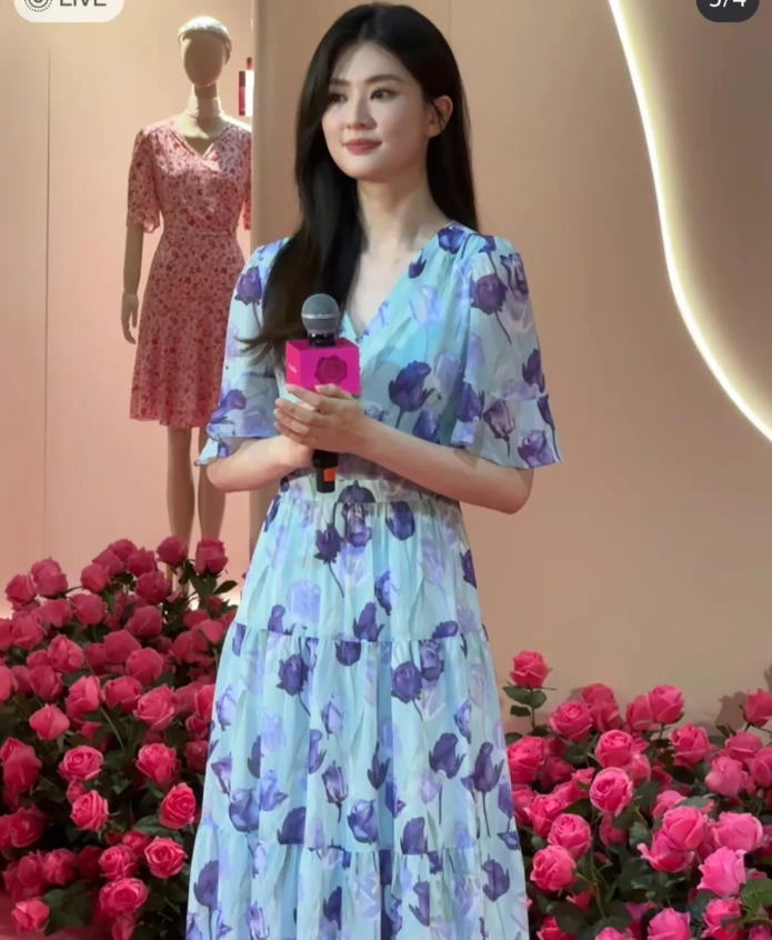 重庆万象城偶遇乔欣，她本人个子挺高挺瘦的，但脸比较肉不够小，不太上镜，打扮也比较