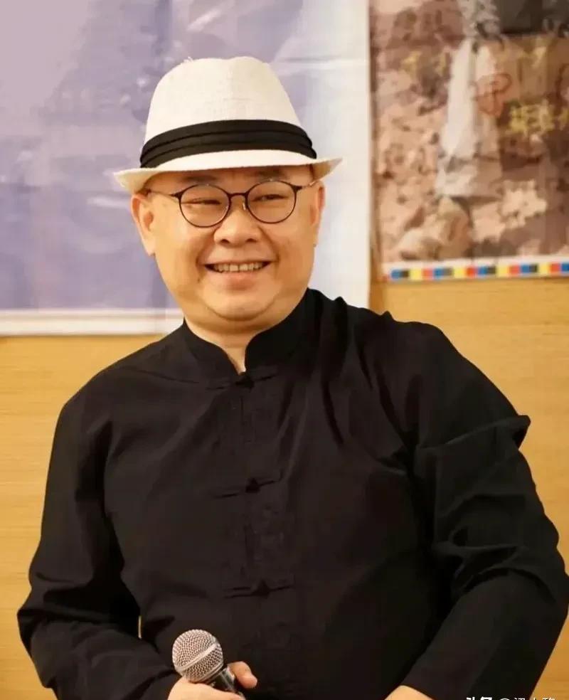 主持人询问刀郎：“您的女儿知晓您的歌手身份吗？”刀郎微微颔首。