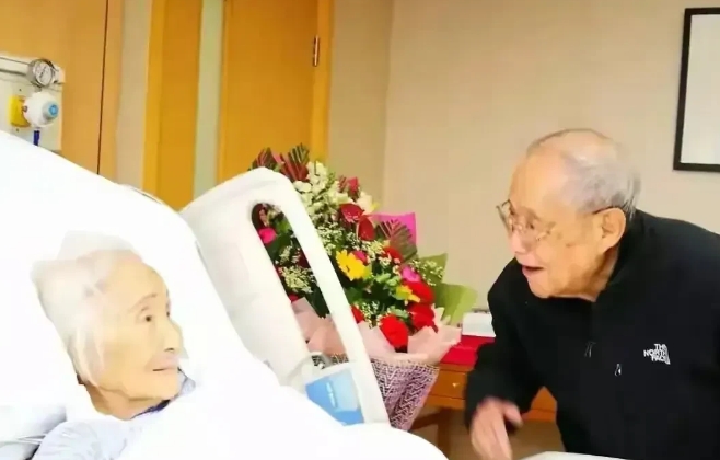2016年，郭永怀夫人李佩病重期间，一张珍贵的留影，不久与世长辞！

郭永怀先生
