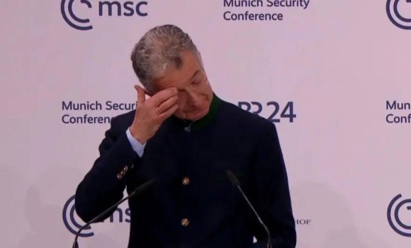 郝斯根，这可是一位政治资历颇深的外交老手啊，除了默克尔，他是德国公认的最有影响力