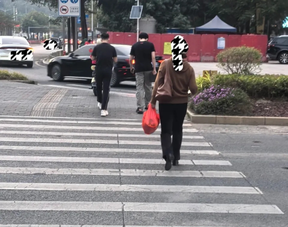 大头现身深圳街头，穿上半袖了！
深圳的天气那么暖和了吗？
大头已经换上半袖了，去