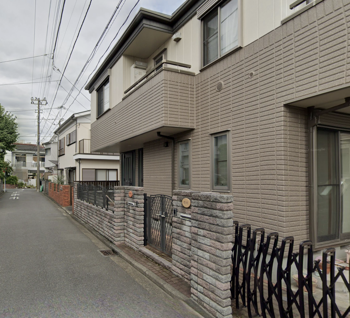 图123是日本东京西部一处居住区，街道很干净整洁，仔细看每户入户门处，会发现日本