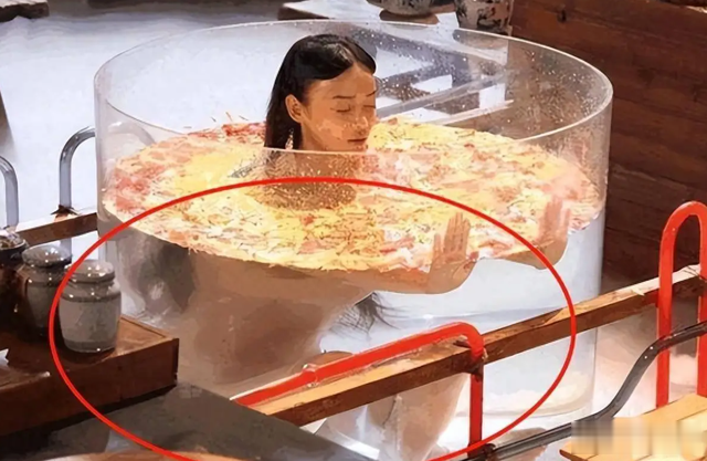 难怪影视剧中只有上半身,原来镜头外的下半身,个个都惨不忍睹(上半身是人下半身是蝎子)-第11张图片-九妖电影 难怪影视剧中只有上半身,原来镜头外的下半身,个个都惨不忍睹(上半身是人下半身是蝎子)-第11张图片-九妖电影
