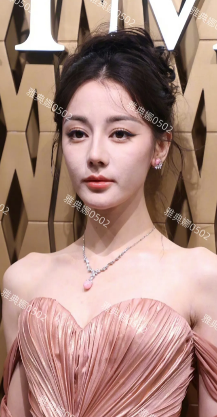 一直get不到迪丽热巴的颜值，感觉她五官太大太粗犷了不够柔美精致。
年轻时这种浓