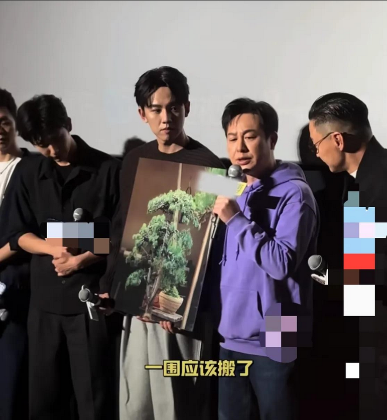 张颂文说，这次拍《清明上河图密码》，里面的布景之一松柏，都是周一围从家里搬来的，