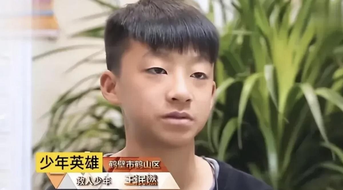 陈先生正在家中吃饭，突然听到外面传来一阵喧闹声。他问发生了什么，得知有个小女孩掉