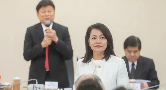 国民党立委许宇甄今天痛批民进党团总召柯建铭称，柯建铭今天提出不但要罢免韩国瑜的立