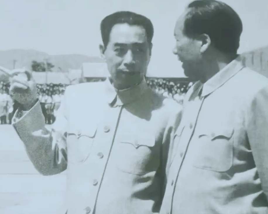 致敬！中国人民尊敬的两位伟人。

毛泽东主席和周恩来总理在一起，远处是欢迎的人群
