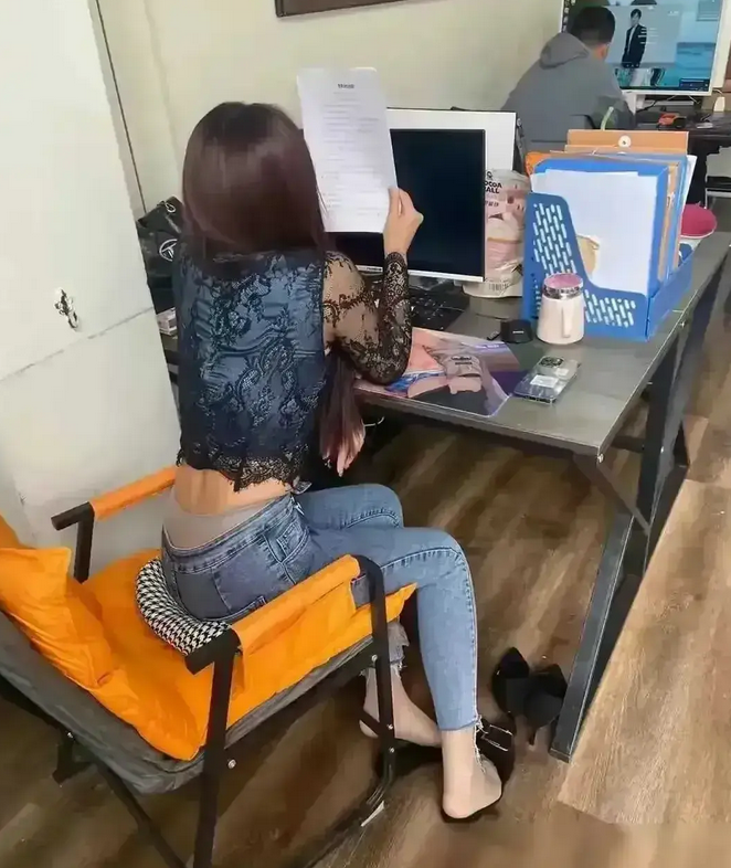 这叫什么裤子，今年很流行。