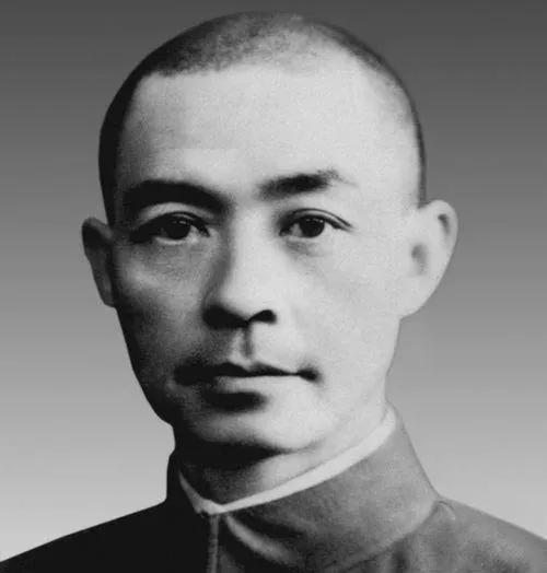 1938年，张自忠的一个部下糟蹋16岁的少女，于是他命令所有人脱掉裤子，很快他就